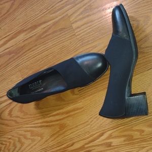 Munro American black two tone short heel slip on